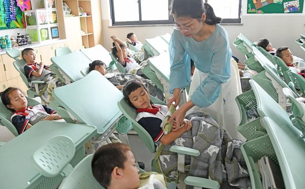 亿财配资 能坐也能躺 中小学生午休课桌椅有了国家标准